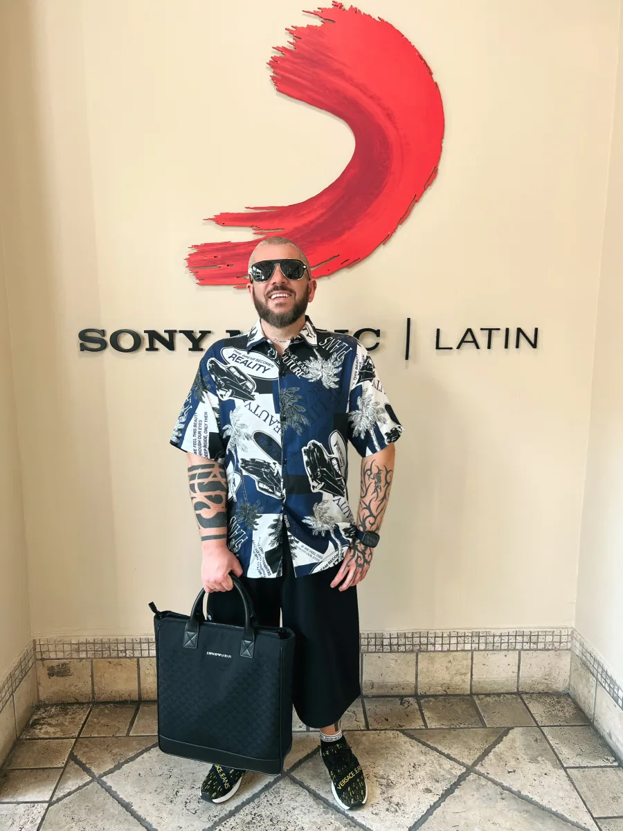 Roberto Mantovani durante una visita a Sony Music Latin a Miami